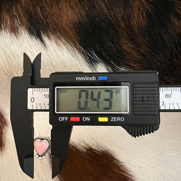 ❤️ Queen Pink Conch Heart Shaped Stud Earrings Matte Brushed Sterling Silver - Picture 13 of 14